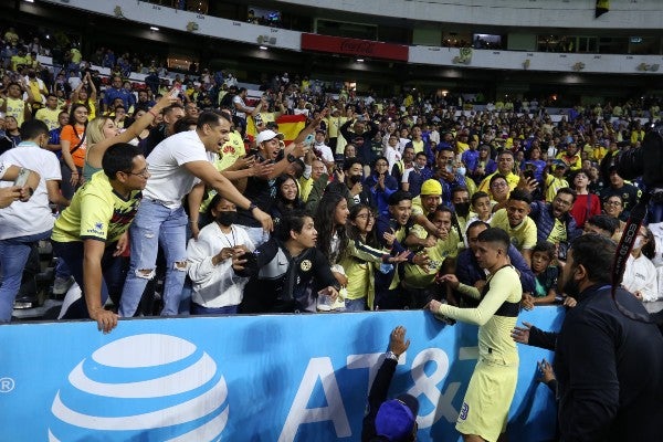 Los hinchas azulcremas han asistido con fervor 