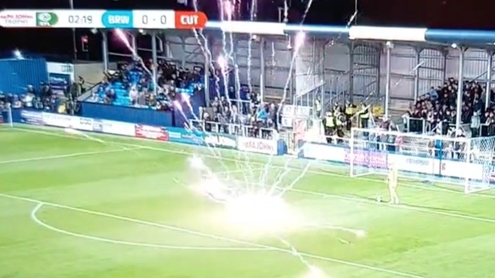 Pirotecnia en un partido en Inglaterra