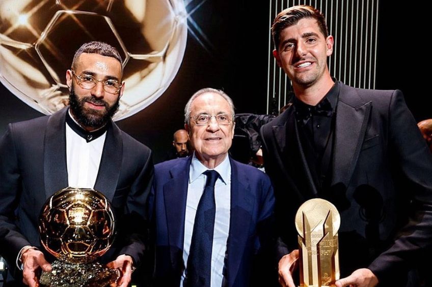 Courtois junto a Florentino Pérez y Benzema