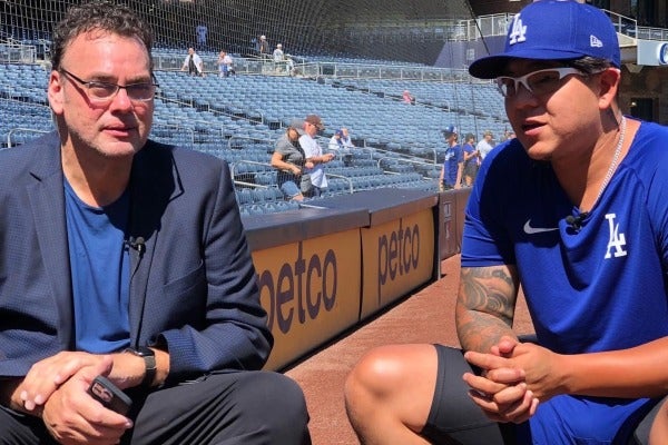 Faitelson junto a Julio Urías 