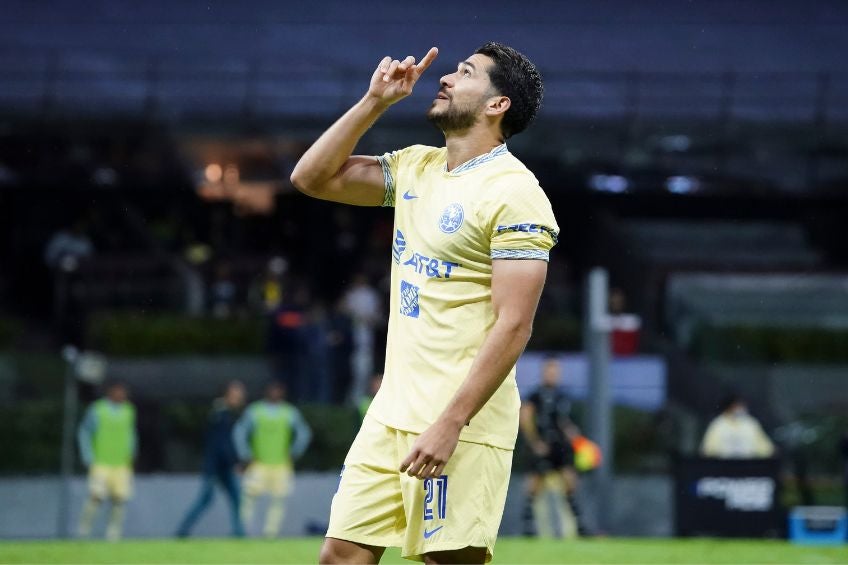 Henry Martín festejando un gol