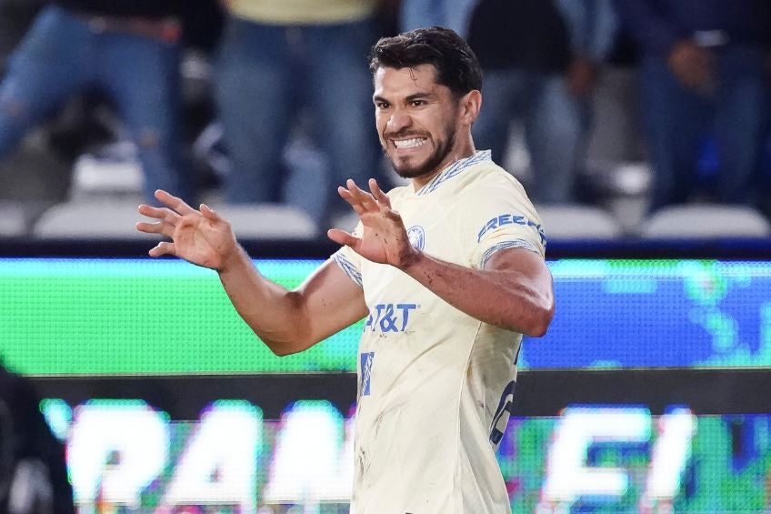 Henry Martín festejando un gol