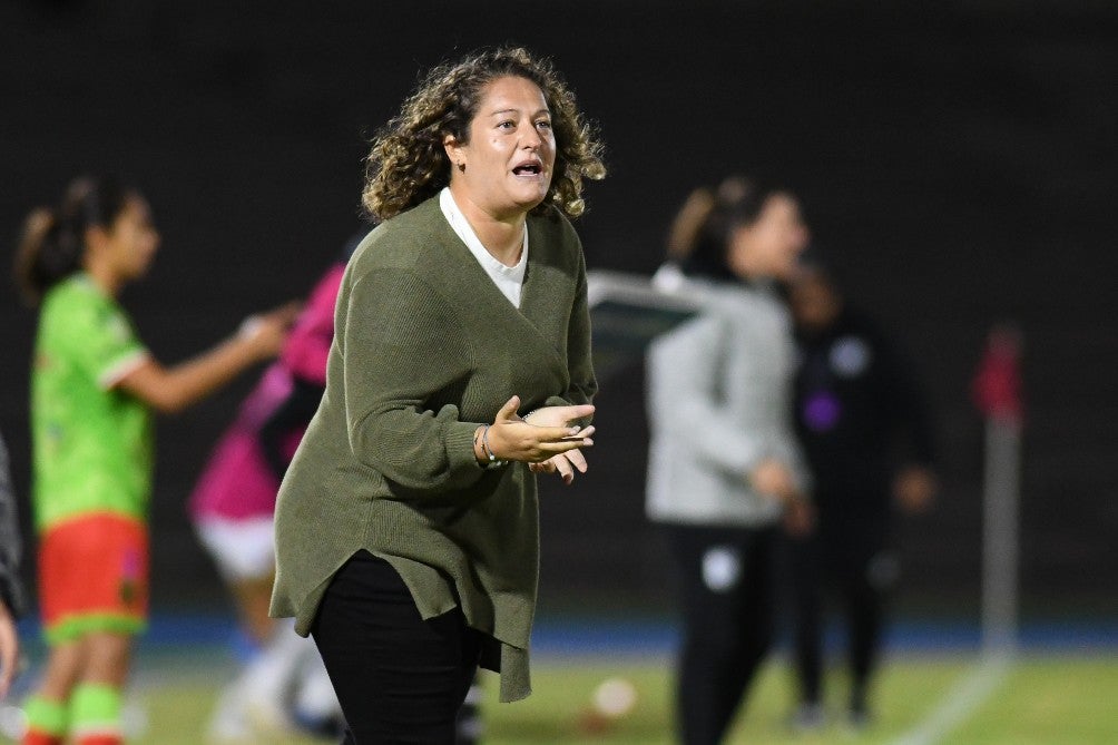 Milagro Martínez dirigiendo a Juárez FC