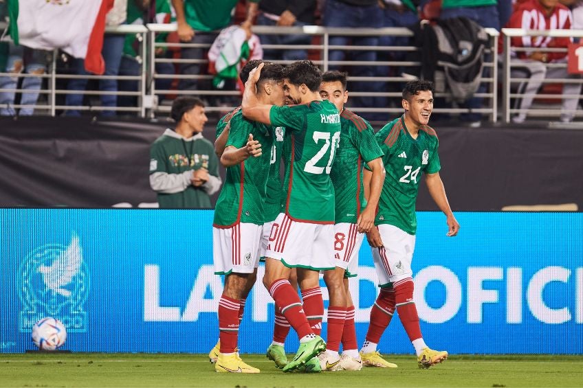 Jugadores de México festejando un gol