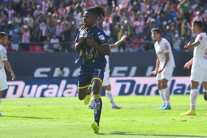 Jhon Murillo festejando un gol