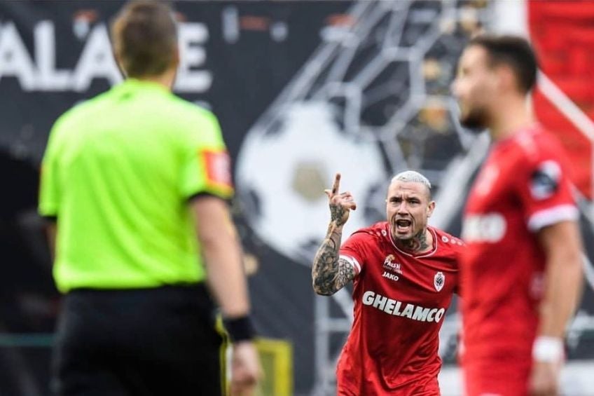 Radja Nainggolan festejando un gol