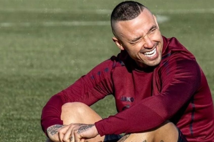 Radja Nainggolan durante un entrenamiento