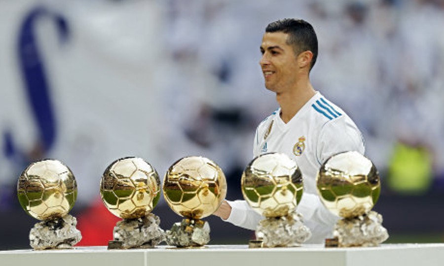 Cristiano Ronaldo con sus cinco Balones de Oro