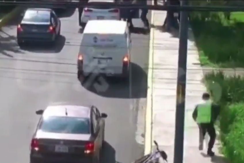 Policía tras bajarse de su bicicleta