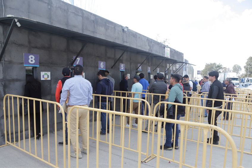 Personas en las taquillas de un estadio