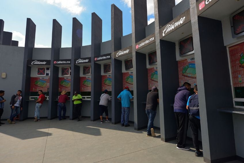 Personas en la taquilla de un estadio