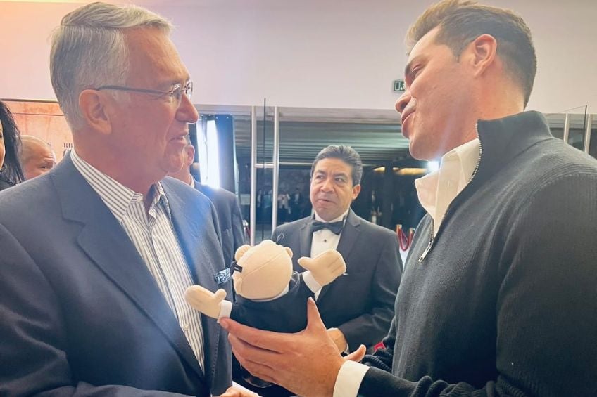 Ricardo Salinas recibiendo un peluche del Dr. Simi