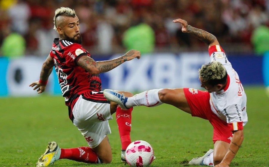 Vidal en juego con el Flamengo