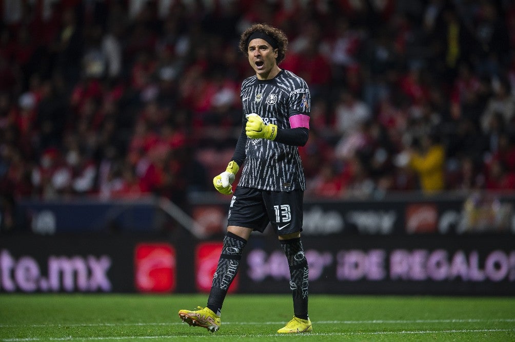 Guillermo Ochoa celebra el gol de Lara