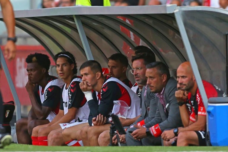 Diego Lainez en la banca del Braga