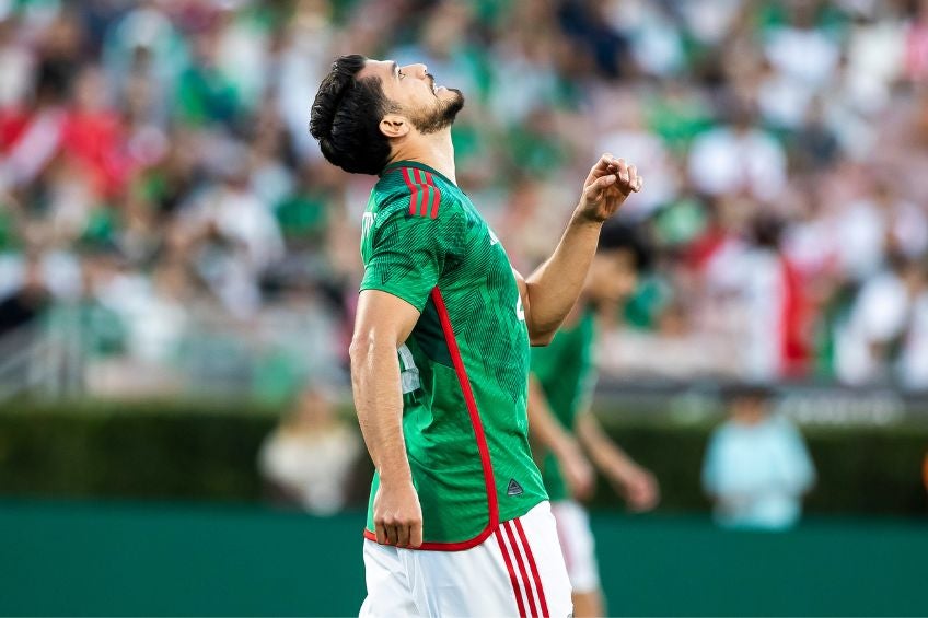 Henry Martín durante un partido de México