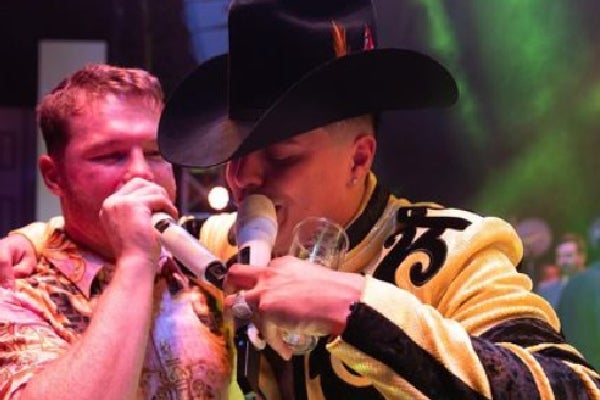 Canelo y Eduin Caz, vocalista central de Grupo Firme 