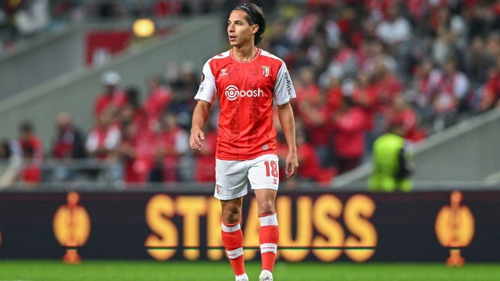 Diego Lainez en partido con el Braga