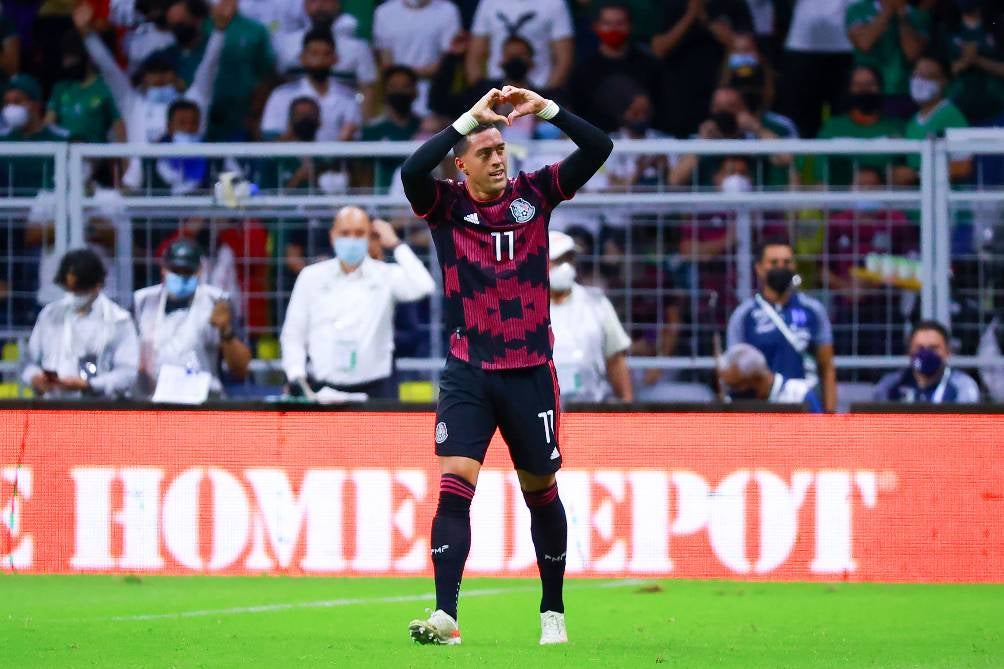 Rogelio Funes Mori celebra un gol con el Tri