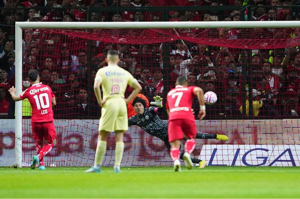 Guillermo Ochoa no pudo detener el penal