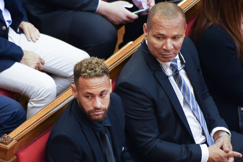 Neymar y su padre en el juicio