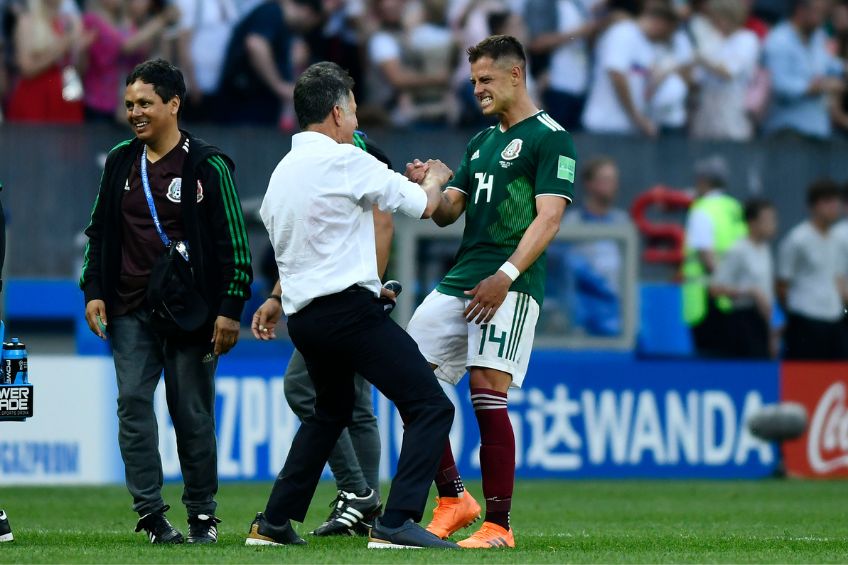 Osorio y Chicharito tras un partido de México