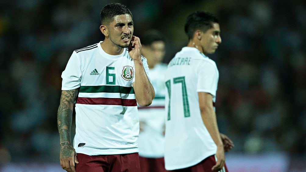 Víctor Guzmán durante un partido con México