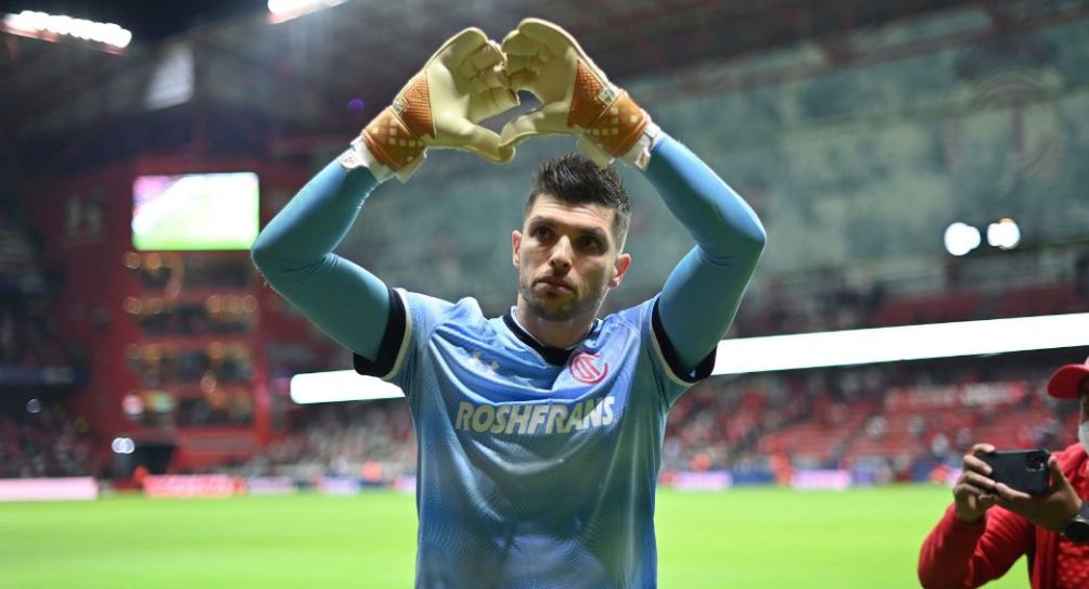 Tiago Volpi tras un partido del Toluca