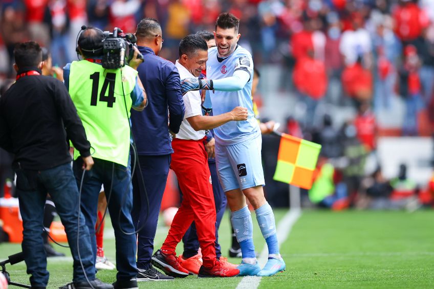 Tiago Volpi junto a Nacho Ambriz