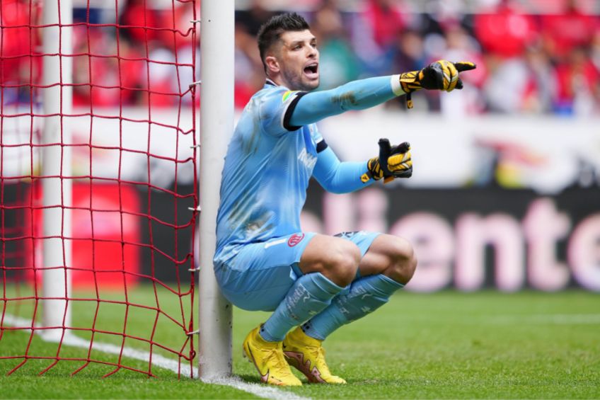 Tiago Volpi durante un partido del Toluca