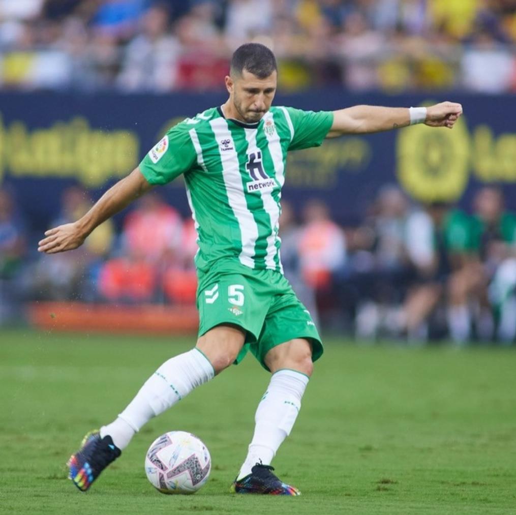 Guido mostrando su buen toque de balón ante el Cádiz 