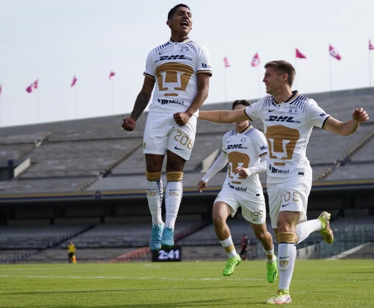 Jugadores de Pumas, en festejo de gol