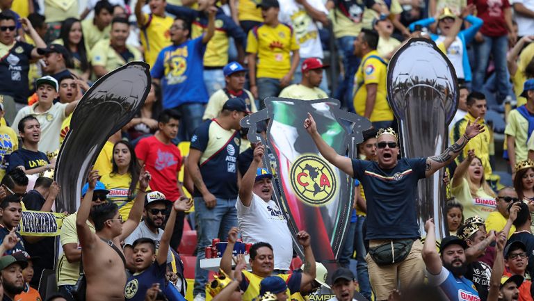 Aficionados del América en las tribunas del Estadio Azteca 