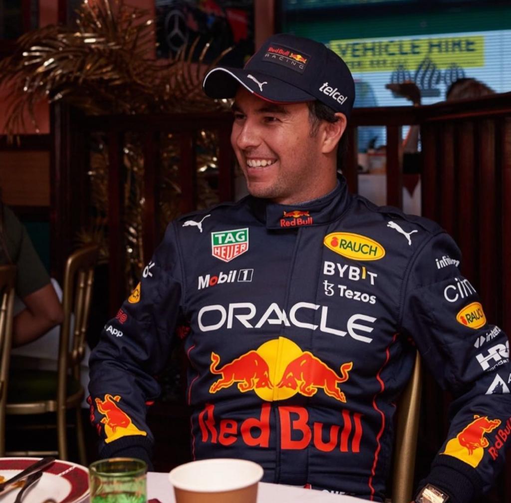 Checho en una cena con el equipo de Red Bull 