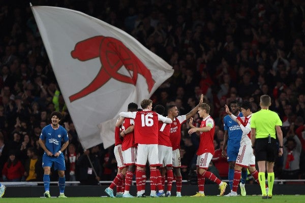 Erick Gutiérrez en acción con el PSV vs Arsenal