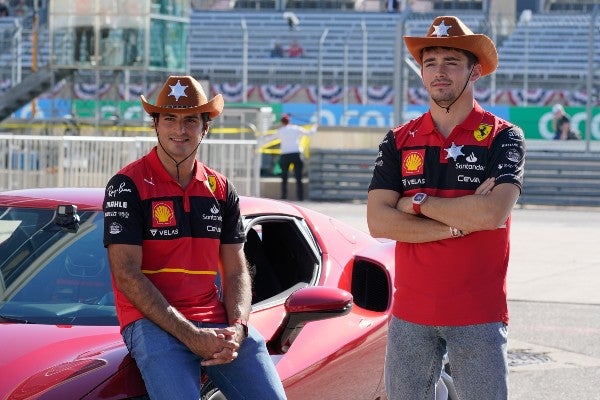 Carlos Sainz y Charles Leclerc con Ferrari