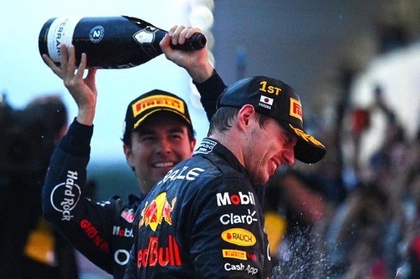 Checo Pérez y Max Verstappen celebrando con Red Bull