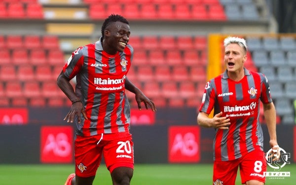 Félix Afena-Gyan celebra con el Cremonese