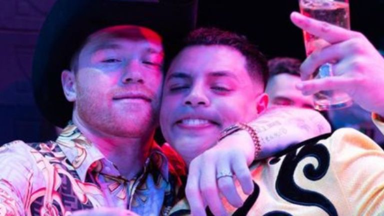 Canelo Álvarez con Eduin Caz en la celebración