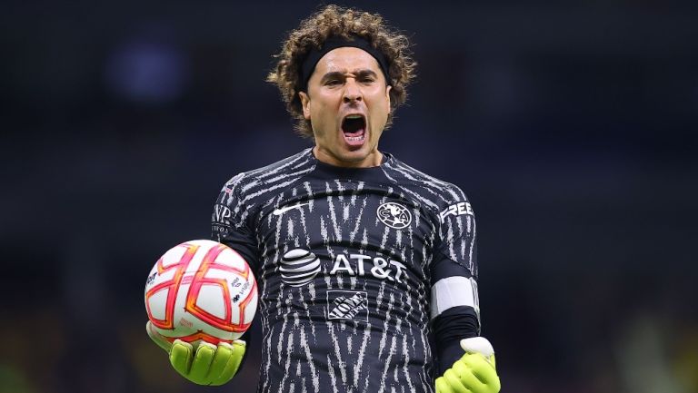 Guillermo Ochoa en acción con América