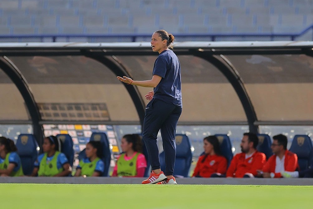 Karina Báez dirigiendo a Pumas Femenil