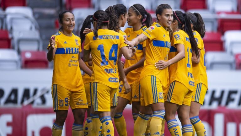 Jugadoras de Tigres celebrando un gol 