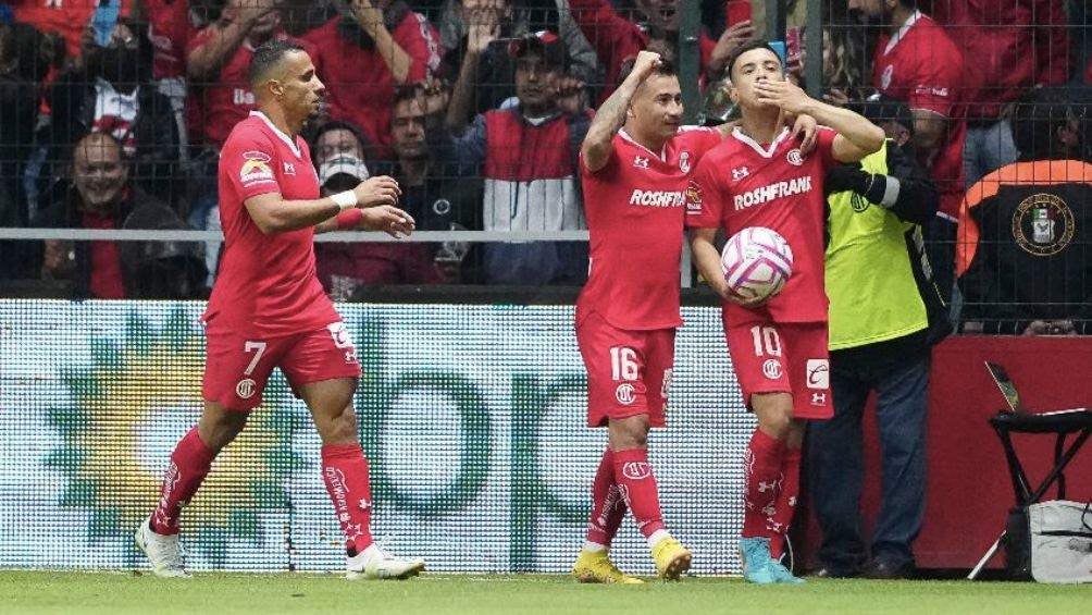 Jugadores de Toluca celebran la victoria