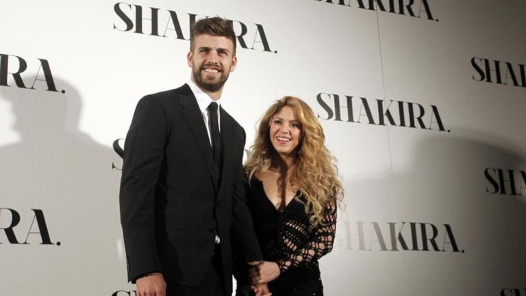 Shakira y Piqué en la alfombra de un evento de la cantante