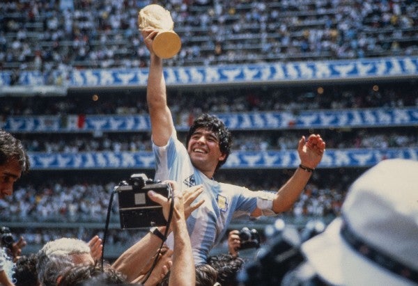 Diego Armando Maradona levanta la Copa del Mundo en México 86