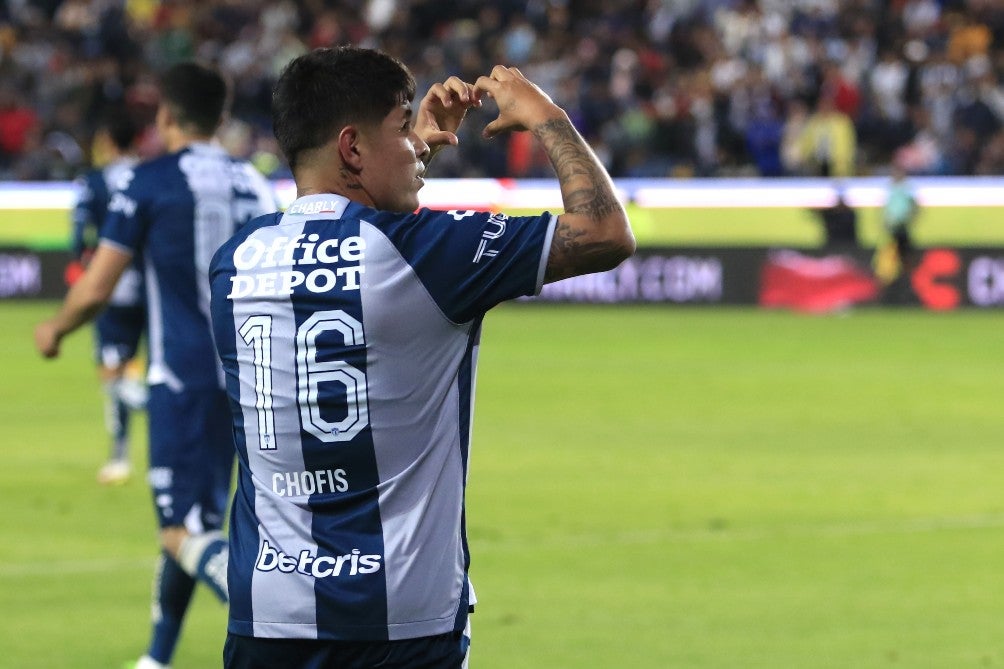 Chofis López festeja un gol con Pachuca