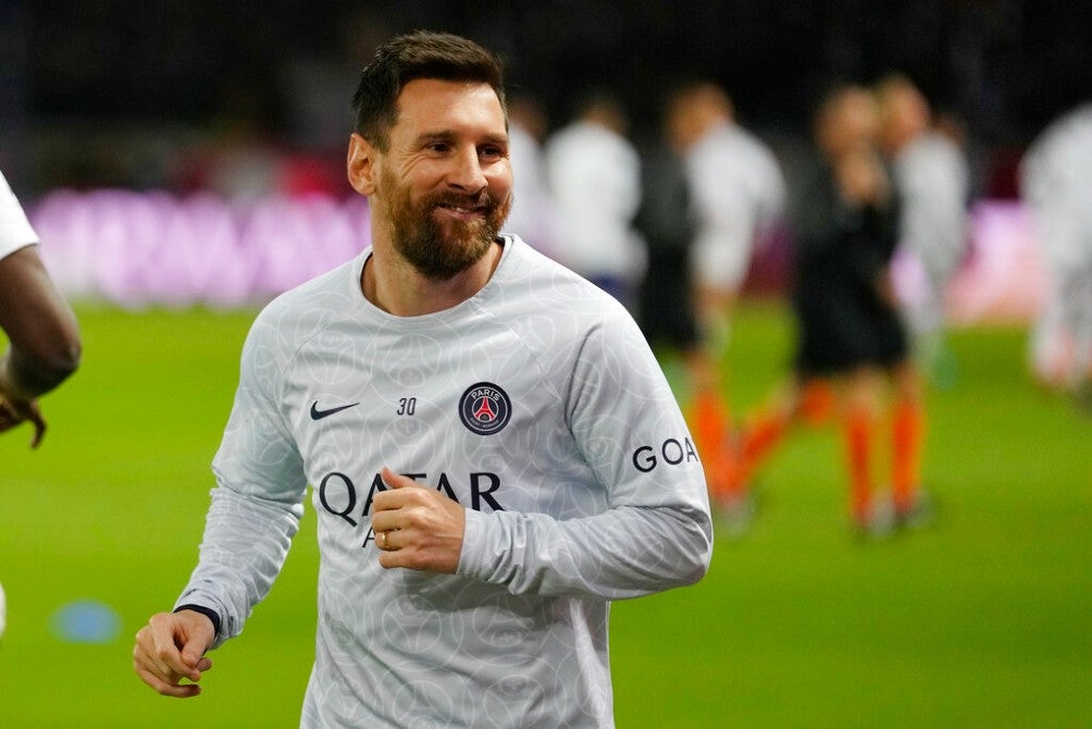 Lionel Messi en calentamiento con el PSG