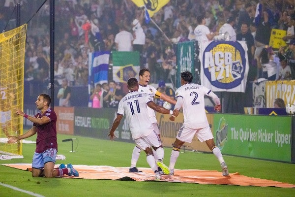 Chicharito Hernández celebra con el LA Galaxy