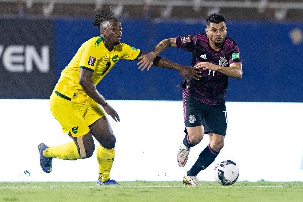 Tecatito Corona durante partido con la Selección Mexicana