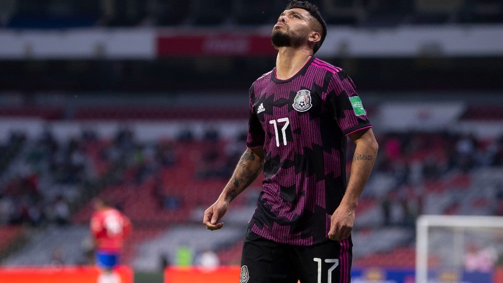 Tecatito Corona durante partido con la Selección Mexicana